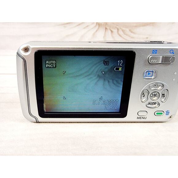 Pentax Optio W30, 7.1 MP Waterproof Dustproof Digital Camera & Battery Tested - Picture 3 of 15